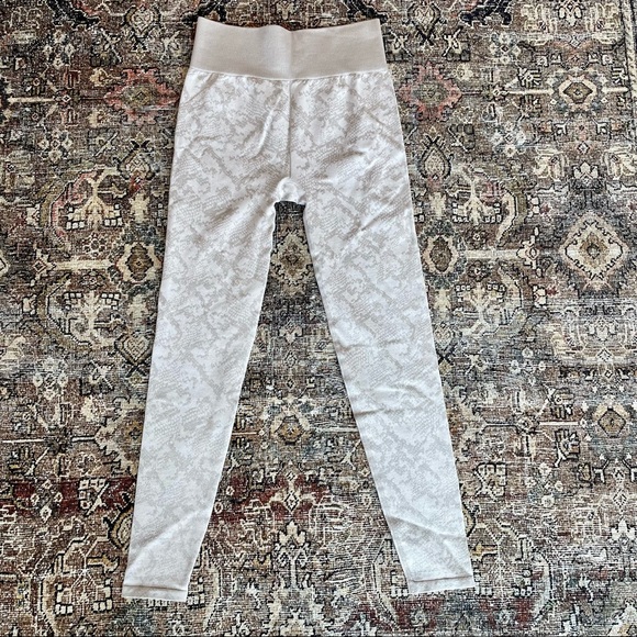 H&M Sport Snake Print Ribbed High Waisted Leggings in Beige - S - Picture 3 of 3